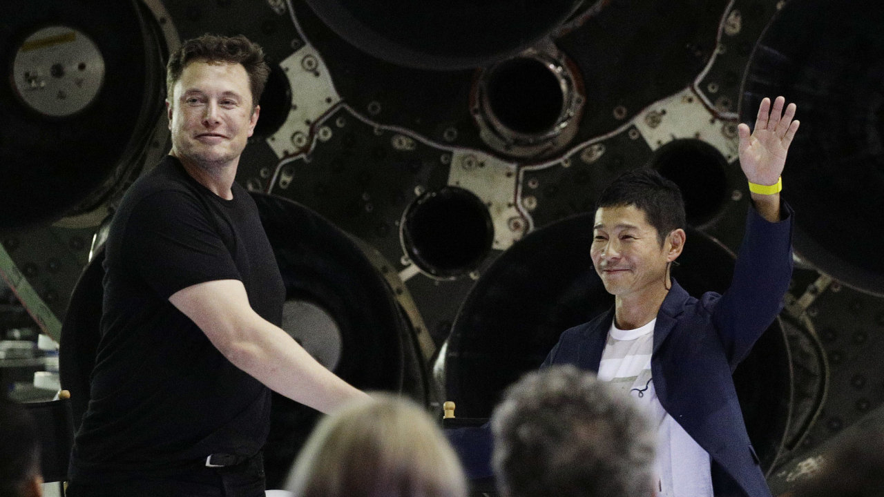 f spolenosti SpaceX Elon Musk (vlevo) a japonsk miliard Jusaku Maezawa (vpravo).