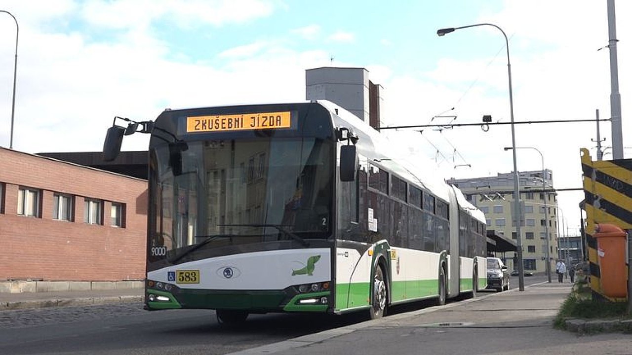 Dopravn podnik testuje v Praze kloubov trolejbus.