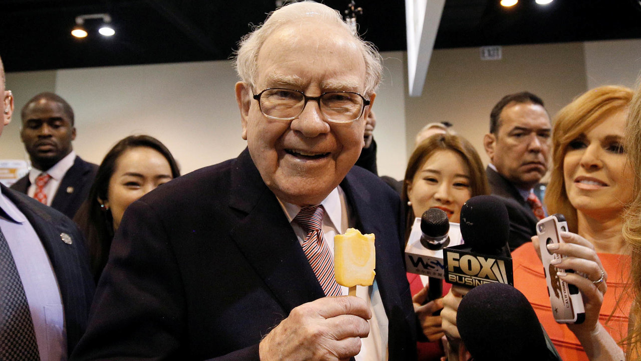Warren Buffett se vminulosti investicm dotechnologickch firem brnil, poprv nakoupil cenn papry Applu vroce 2016. Te vnm dr jeho konglomert podl v hodnot pes 100 miliard dolar.