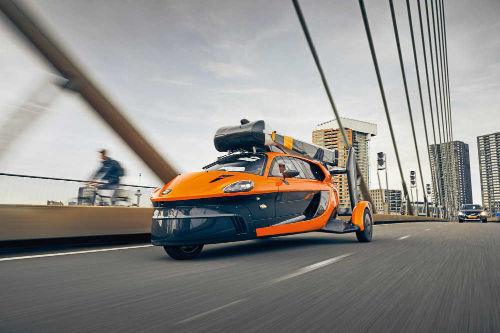 PAL-V. Nejnadějnější projekt současnosti pochází z Nizozemska. Jako první létající auto dostal certifikaci a brzy se může dostat do ulic měst. Tříkolka s robustním vzhledem však na silnici působí poněkud výstředně.