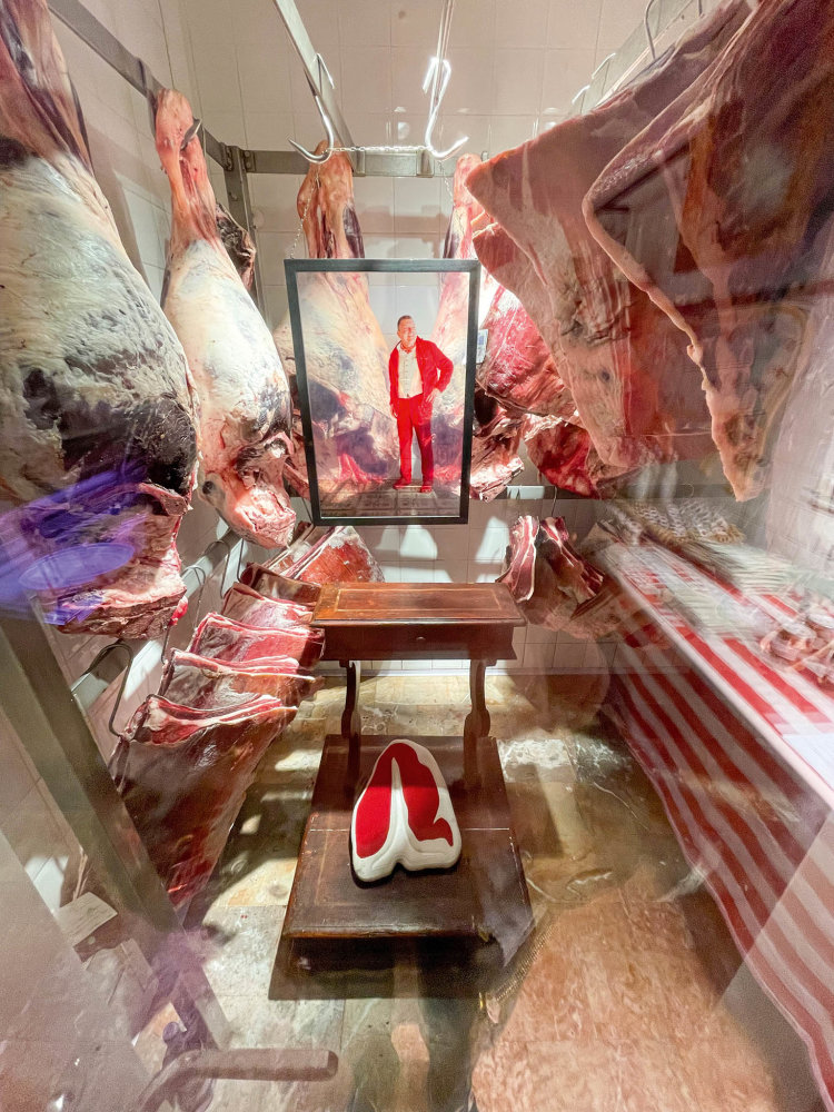Dario Cecchini je osmou generací rodiny, která v Panzanu provozuje řeznictví. Za jeho éry se stala jeho součástí dokonce modlitebna ke svatému masu.
