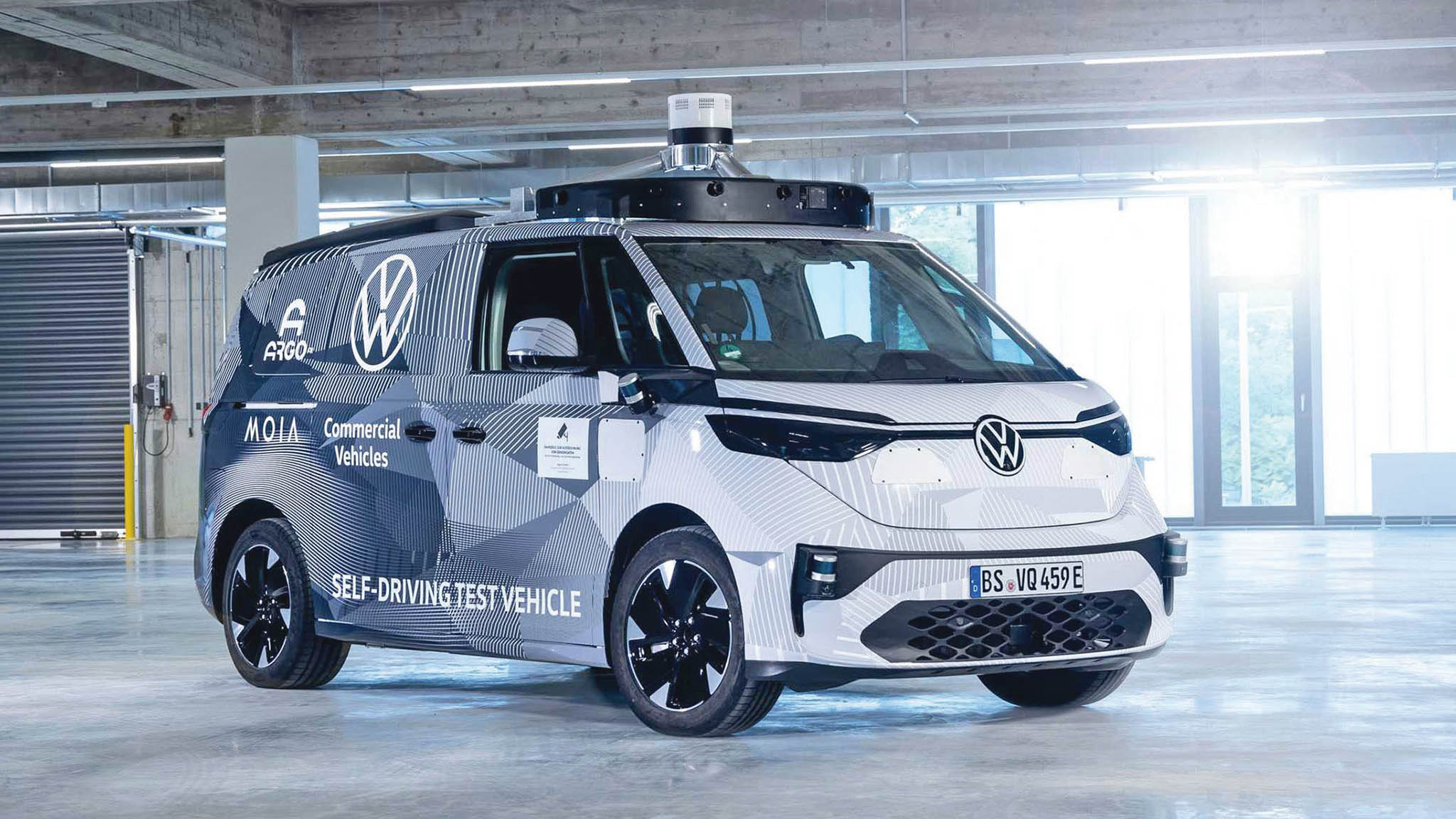 Autonomní Volkswagen ID Buzz AD je založen na nové generaci velkoprostorového modelu Multivan. Ten má ideální velikost, aby se do nìj vešla veškerá potøebná elektronika. I tak je díky množství senzorù hned patrné, že ne...