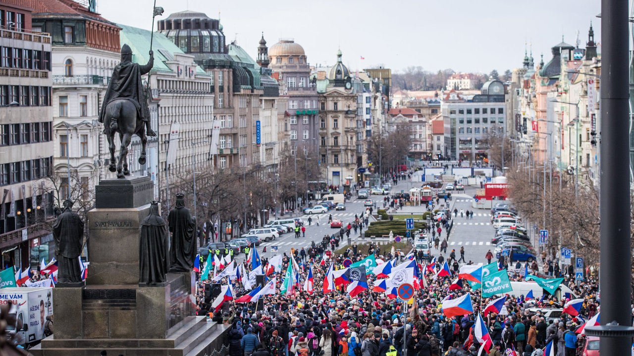 Odprci pandemickch opaten demonstrovali v nedli na Vclavskm nmst v Praze. Nov jim vad hlavn projednvan novela pandemickho zkona.