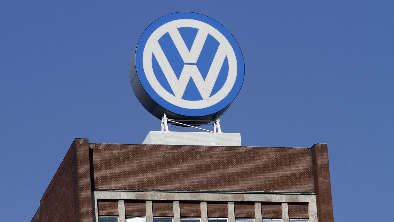 Logo Volkswagenu na budov sdla automobilky ve Wolfsburgu
