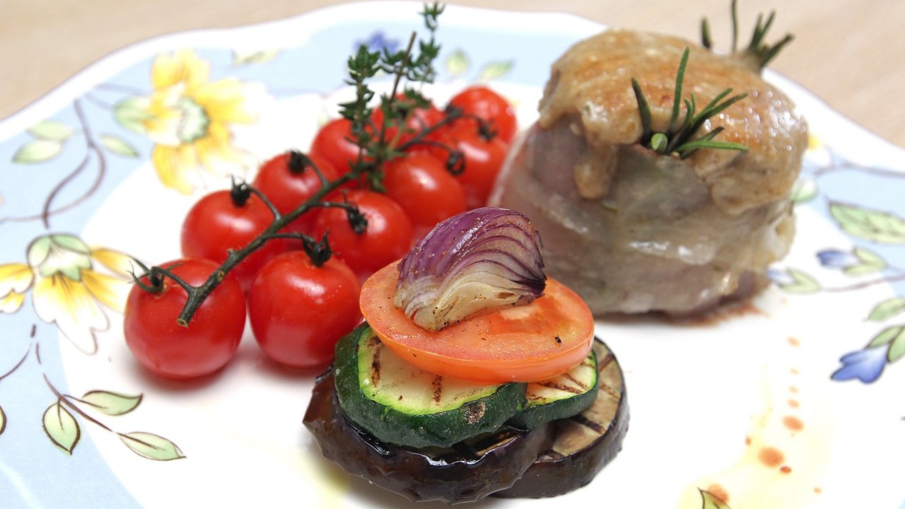 Gastronomickou chloubou Cantinetta Fiorentina je hovz maso plemene chianina. Na snmku je obalen slaninou a doplnn grilovanou zeleninou.