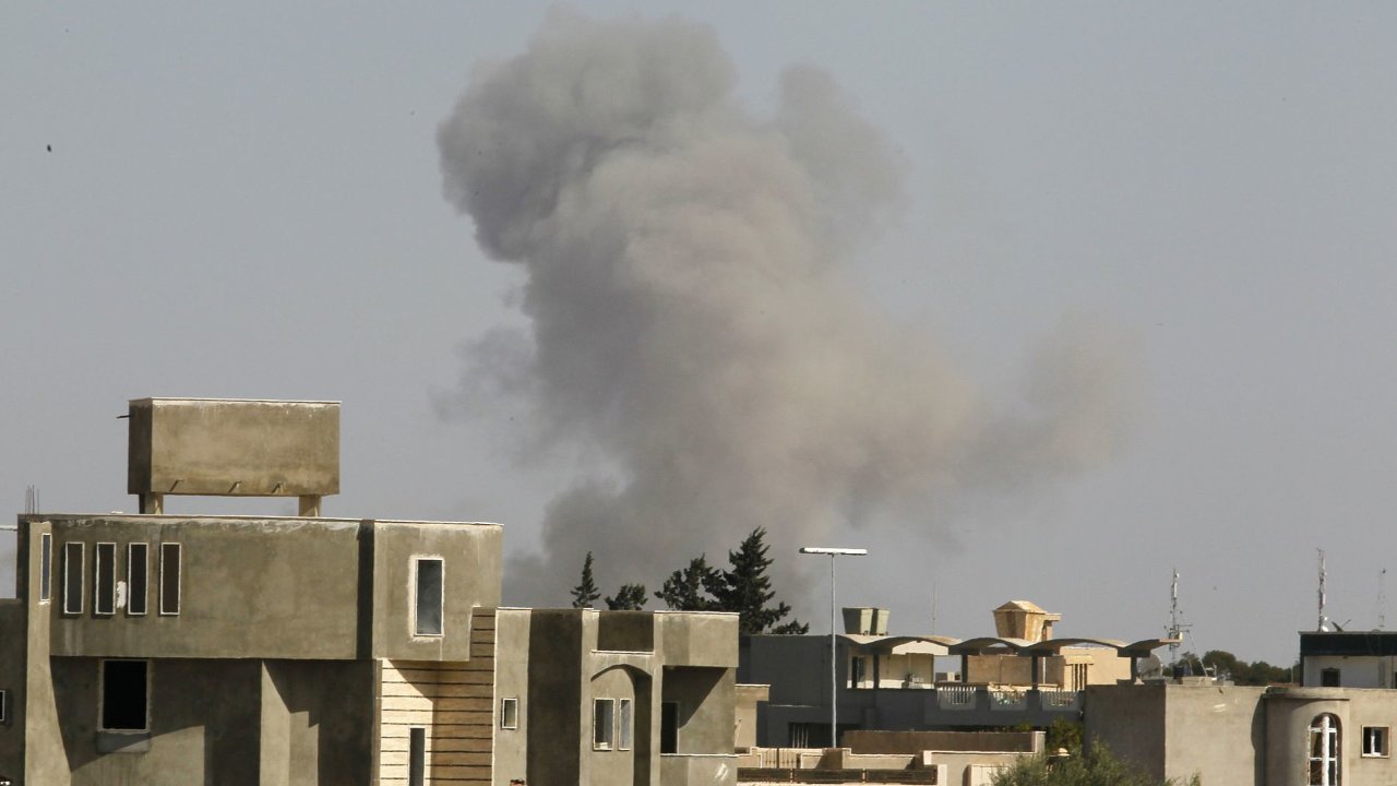 NATO bombarduje Kaddfho cle v Tripolisu