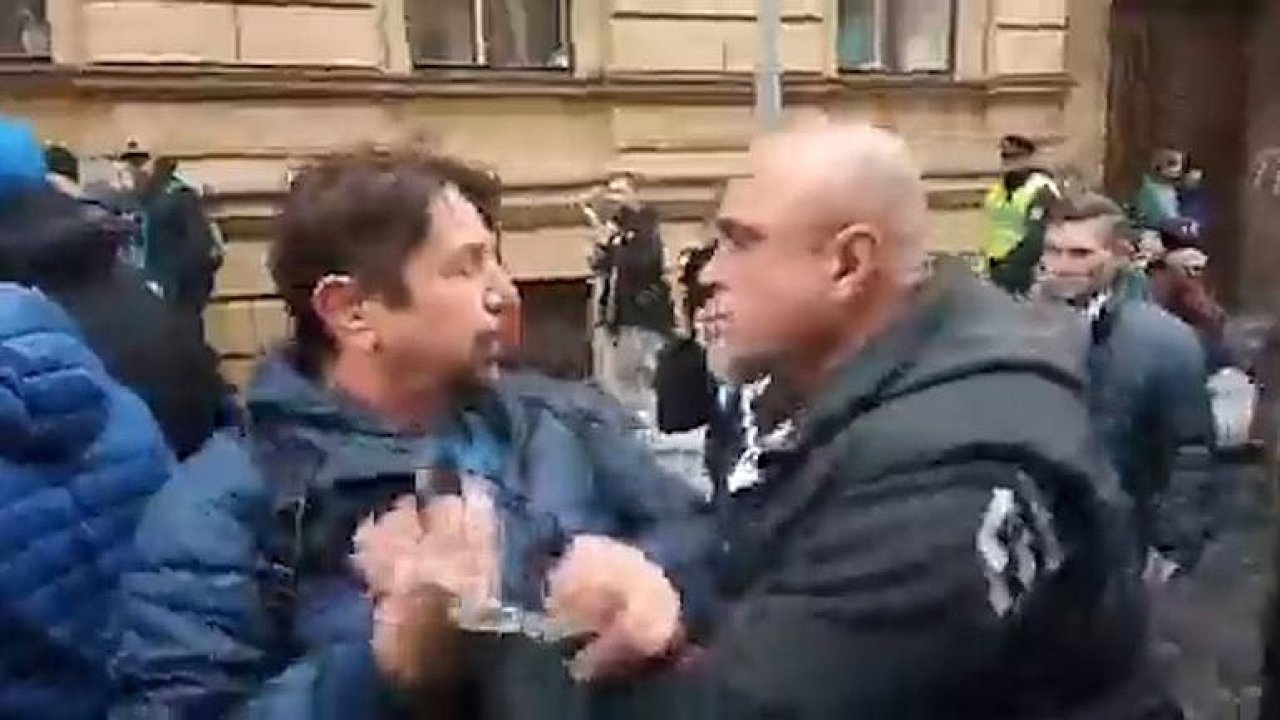 Demonstranti napadli reportra Aktuln.cz Radka Bartonka