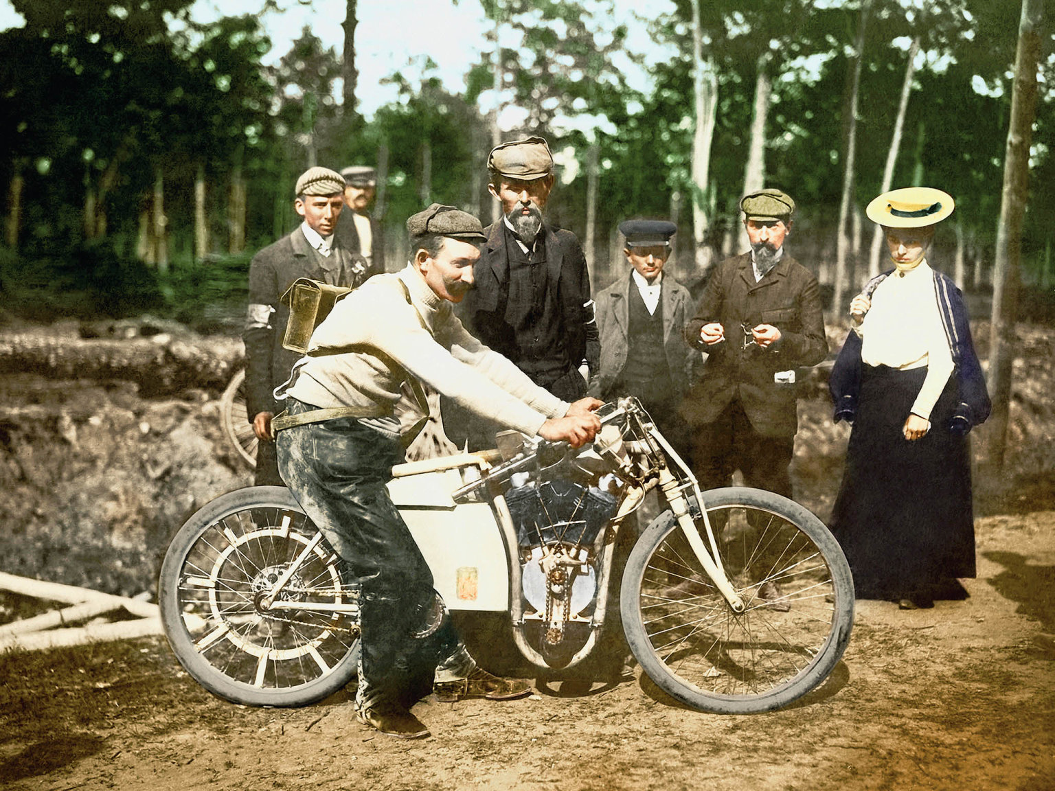 Václav Klement (uprostøed snímku) byl i manažerem závodního týmu své firmy. V roce 1905 pro ni Václav Vondøich vyhrál neoficiální motocyklové mistrovství svìta v Dourdanu.