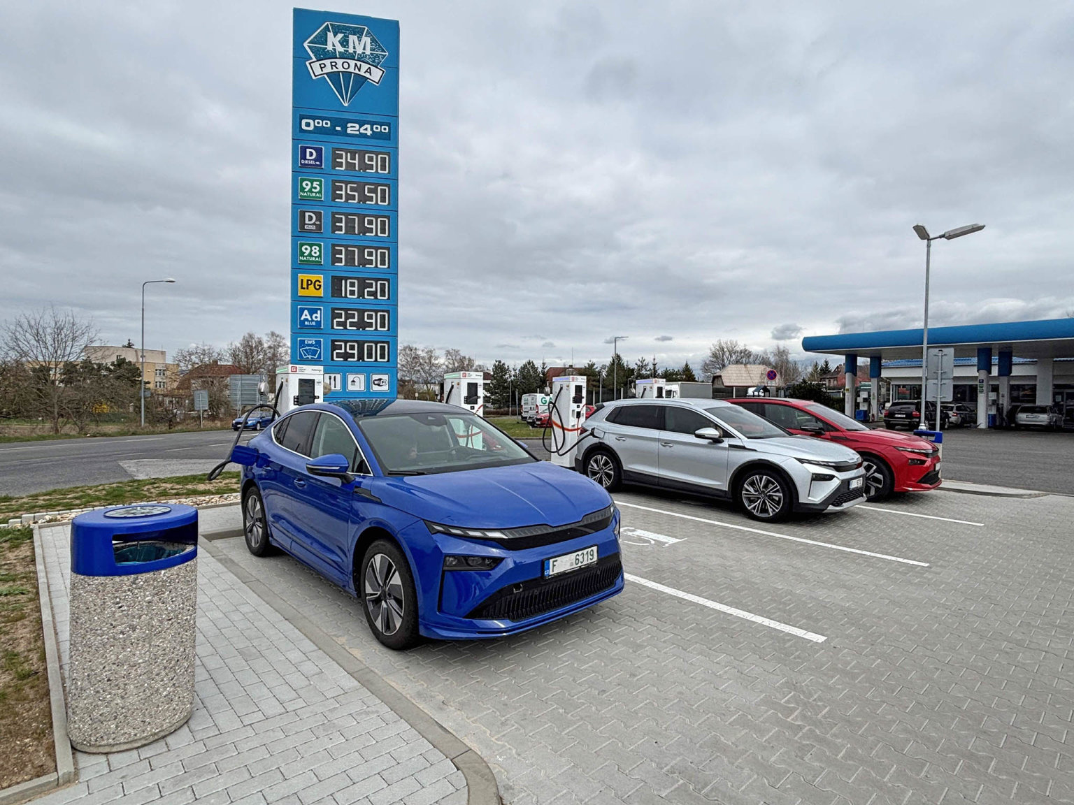 Vesku je pes sedm tisc nabjecch bod. Nejvce je pomalch AC stanic, naopak ultrarychlch svkonem nad 150kW je jen desetina. asto stoj vokol hlavnch tah.
