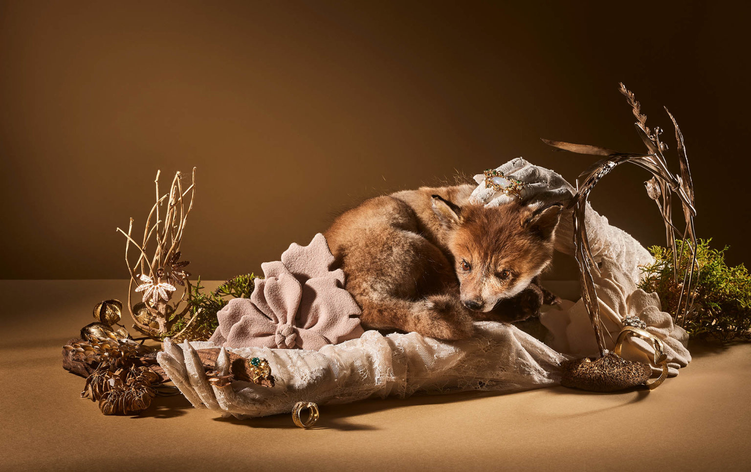 Jemn� dotek a nekone�n� pr�ce charakterizuje tvorbu m�dn� n�vrh��ky Zuzany Kub��kov�, kter� navrhuje vysokou d�mskou m�du, stejn� jako n�n� couture dopl�ky. �perka�i Janja Proki� a Hanu� Lamr zase poetickou rukou rozm�chle interpretuj� p��rodn� motivy do origin�ln�ch �perk�.