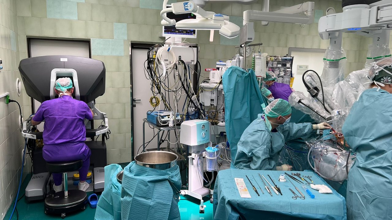 Robot jako operat�r. Modern� robotick� n�stroje jsou citliv�j�� ne� lidsk� ruka. Dovedou napojit i vl�kna o s�le vlasu.