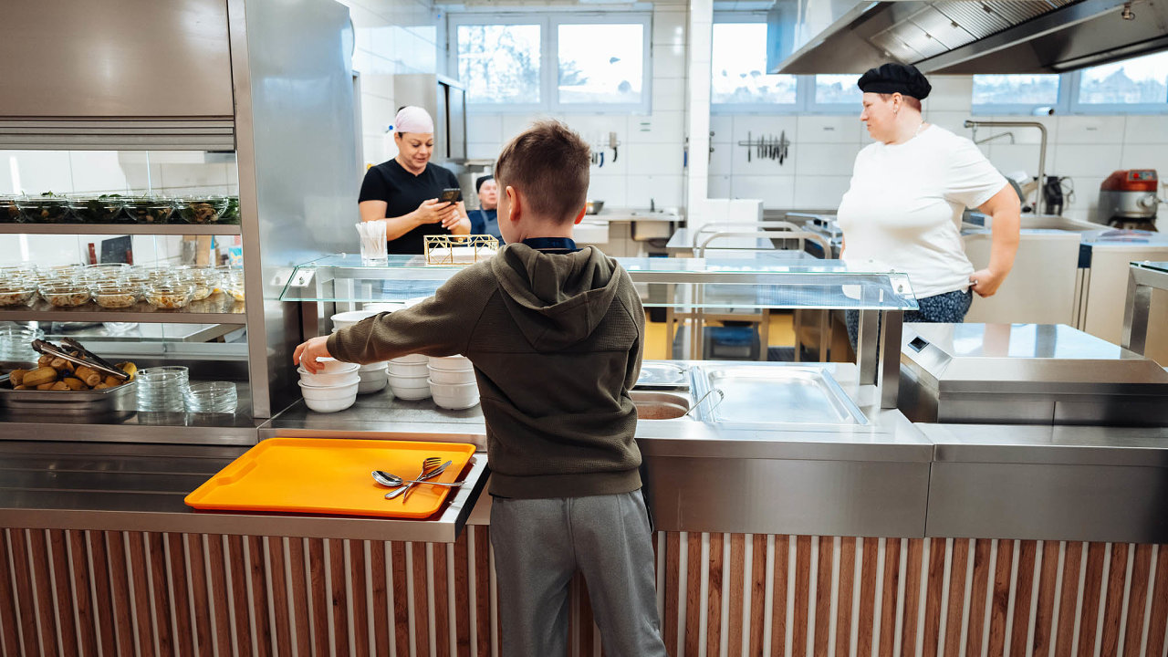 Prodlou�en� p�echodn�ho obdob� o rok podle ministerstva umo�n� �kol�m plynule adaptovat j�deln��ky a provozn� procesy.