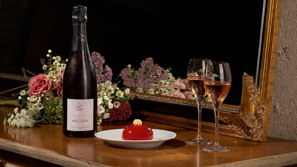 Cr�mant nen� n�hra�kou slavn�j��ho v�na z Champagne. Kvalitou mu dovede...