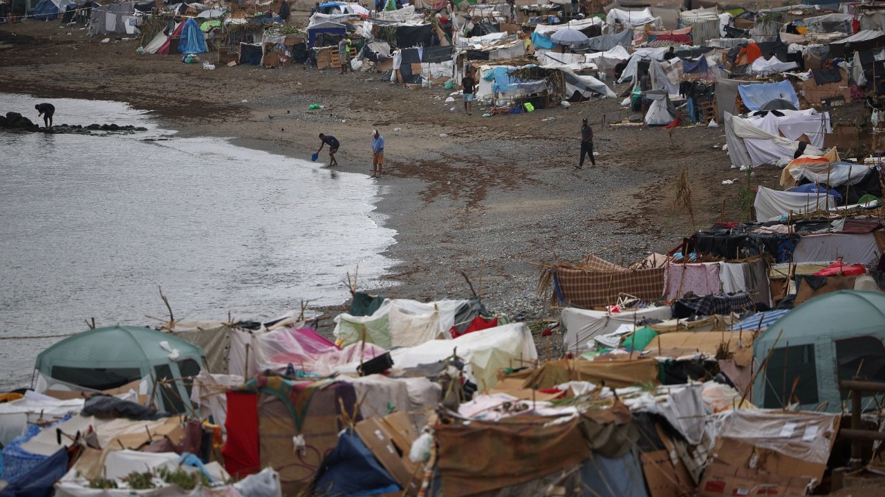 Neleg�ln� migranti na Ceut� se provizorn� usadili na tamn�ch pl��ch.