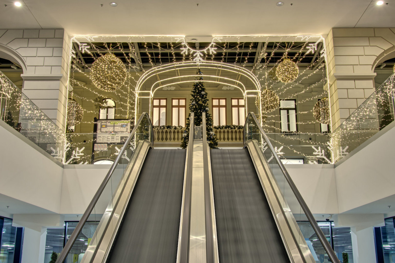 Tisíce drobných světel vnášejí do obchodního centra sváteční atmosféru a zvýrazňují jeho architekturu. (Foto: Tisková zpráva) Tisíce drobných světel vnášejí do obchodního centra sváteční atmosféru a...