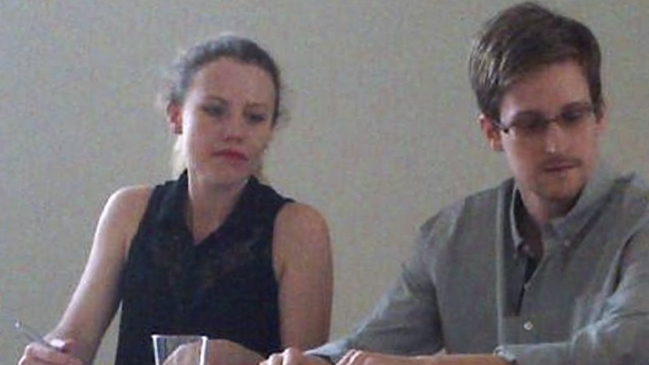 Sarah Harrisonov z WikiLeaks a Edward Snowden na letiti eremetvo