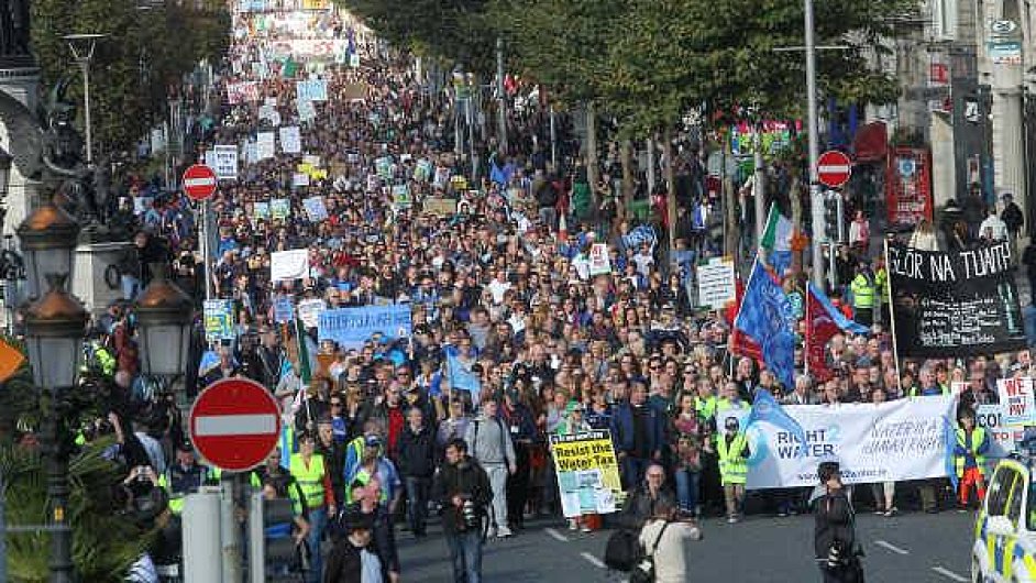 Zaveden poplatk za vodu vyvolalo v Irsku masov protesty. V sobotu do ulic vyraz destky tisc lid.