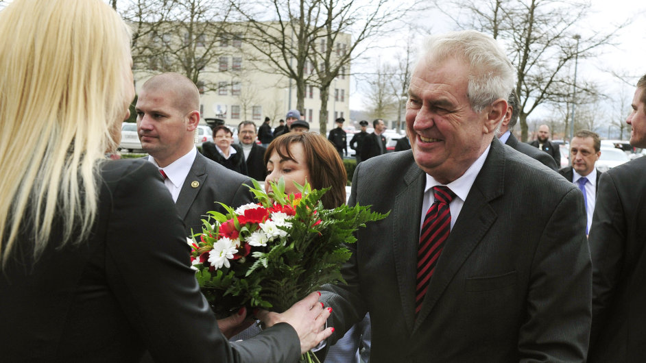 Prezident Milo Zeman zahjil tden nvtvu Karlovarskho kraje. Na snmku uvtn u krajskho adu v Karlovch Varech.