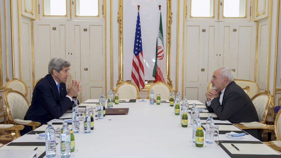 John Kerry a rnsk ministr zahrani Javad Zaif jednaj o rnskm jadernm programu.