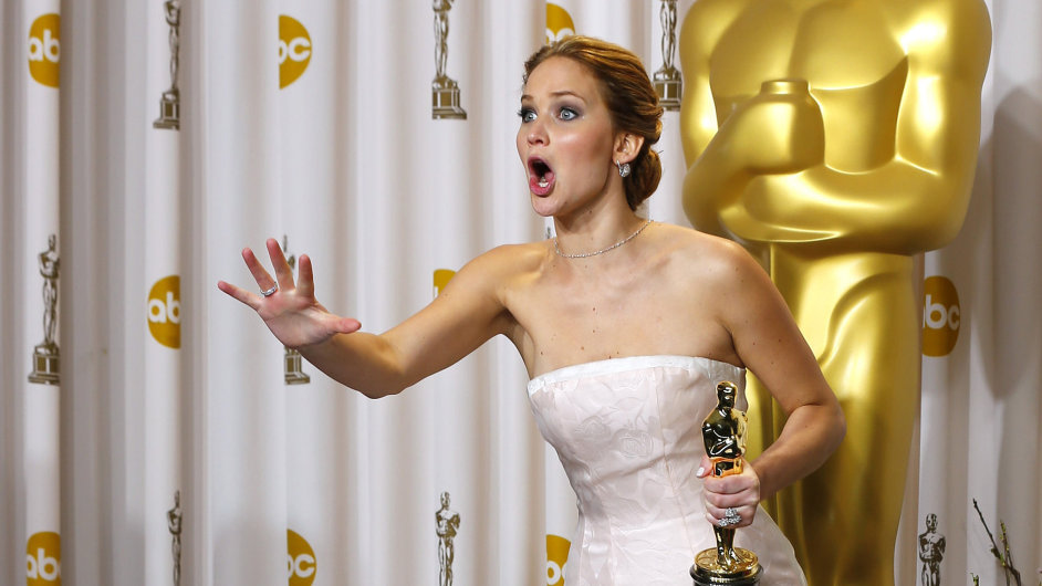 Jennifer Lawrenceov zskala Oscara roku 2012 za film Terapie lskou.