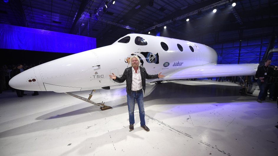 Richard Branson pzuje s novm raketoplnem SpaceShipTwo.
