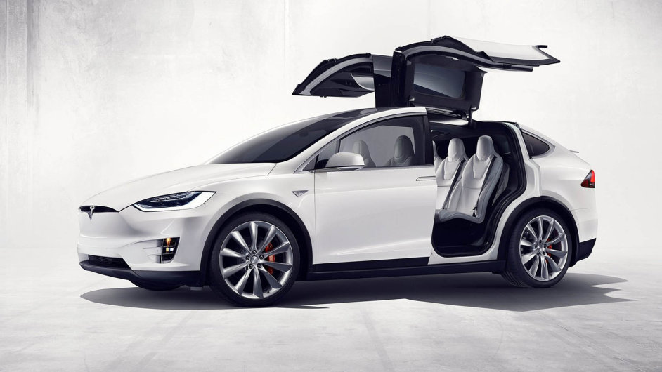 Nov elektromobil Tesla Model X pedvd neortodoxn pstup knastupovn. Nazadn msta se snadno used dky elektricky vklopnm kdlovm dvem. Ty jsou navc vybaveny idly, take nehroz,