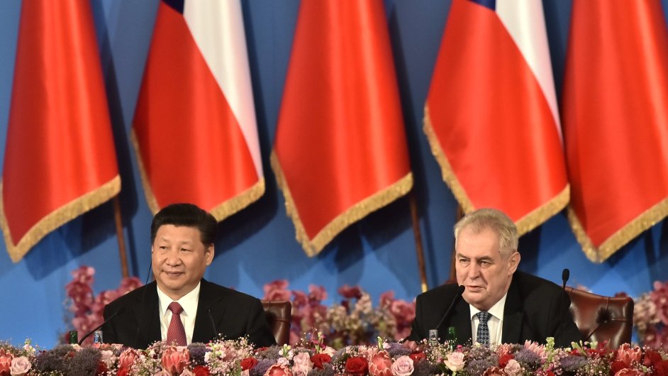 Èínský prezident Si �in-pching a èeský prezident Miloš Zeman na ekonomickém fóru na pražském Žofínì.