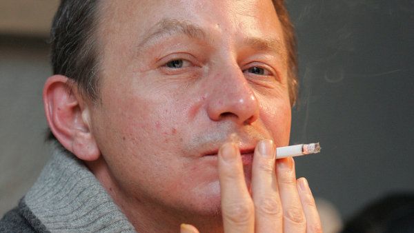 V�t&scaron;ina m&yacute;ch d�l vypr&aacute;v&iacute; o lidech, kter&yacute;m se nevyda�ilo partnersk&eacute; sou�it&iacute;, tvrd&iacute; spisovatel Michel Houellebecq.