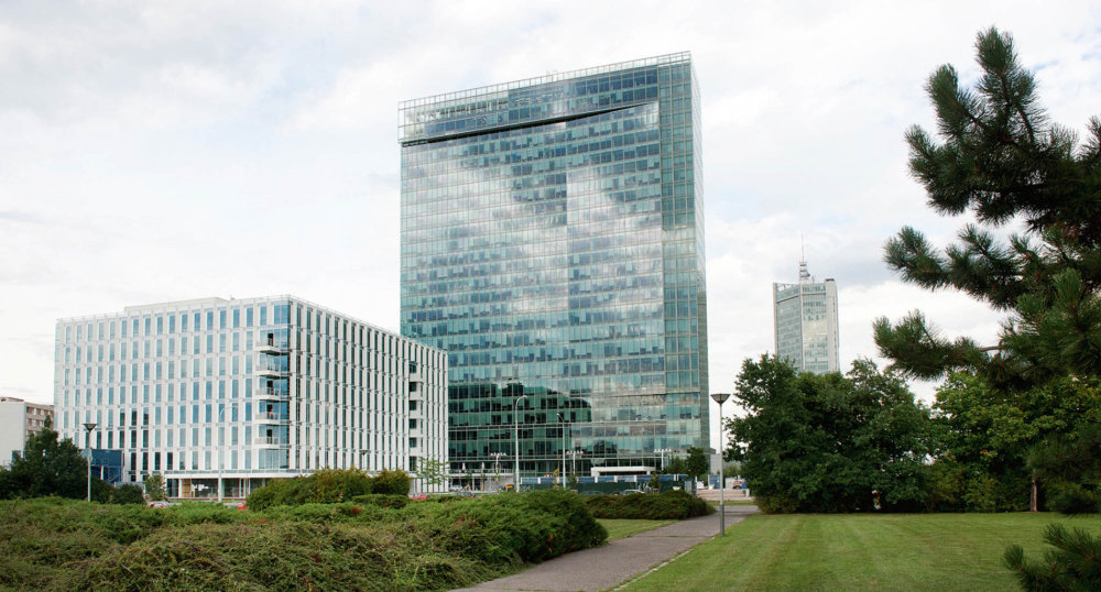 City Tower, nejvyšší pražskou budovu (Richard Meier), chrání plášť o ploše 25 000 m2.