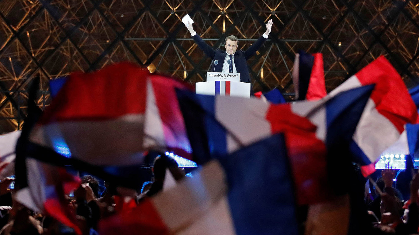 Devtaticetilet exbank Emmanuel Macron zskal 66 % hlas ajako nejmlad prezident vhistorii zem povede dalch pt let Francii.