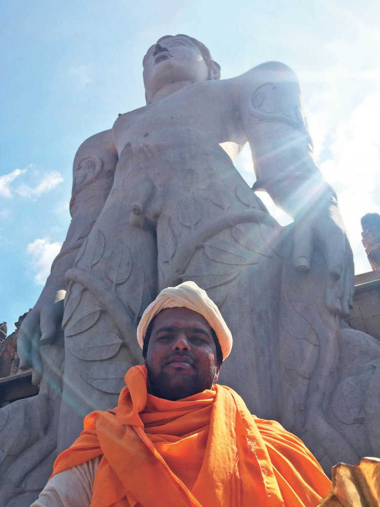 Shravanabelagola, posvátné džinistické místo s obří monolitickou sochou boha Gommateshwary