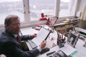 Václav Havel, snímek pořízený v bytě na Rašínově nábřeží, pracovna, 1993