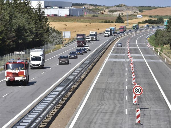 �idi�e na d&aacute;lnici omez&iacute; p�t opravovan&yacute;ch &uacute;sek�.