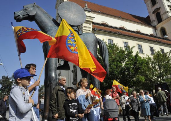 Festival moravsk&eacute; kultury a slavnost Den za Moravu. &Uacute;�astn&iacute;c&iacute; akce se se&scaron;li na Moravsk&eacute;m n&aacute;m�st&iacute; u sochy markrab�te Jo&scaron;ta.
