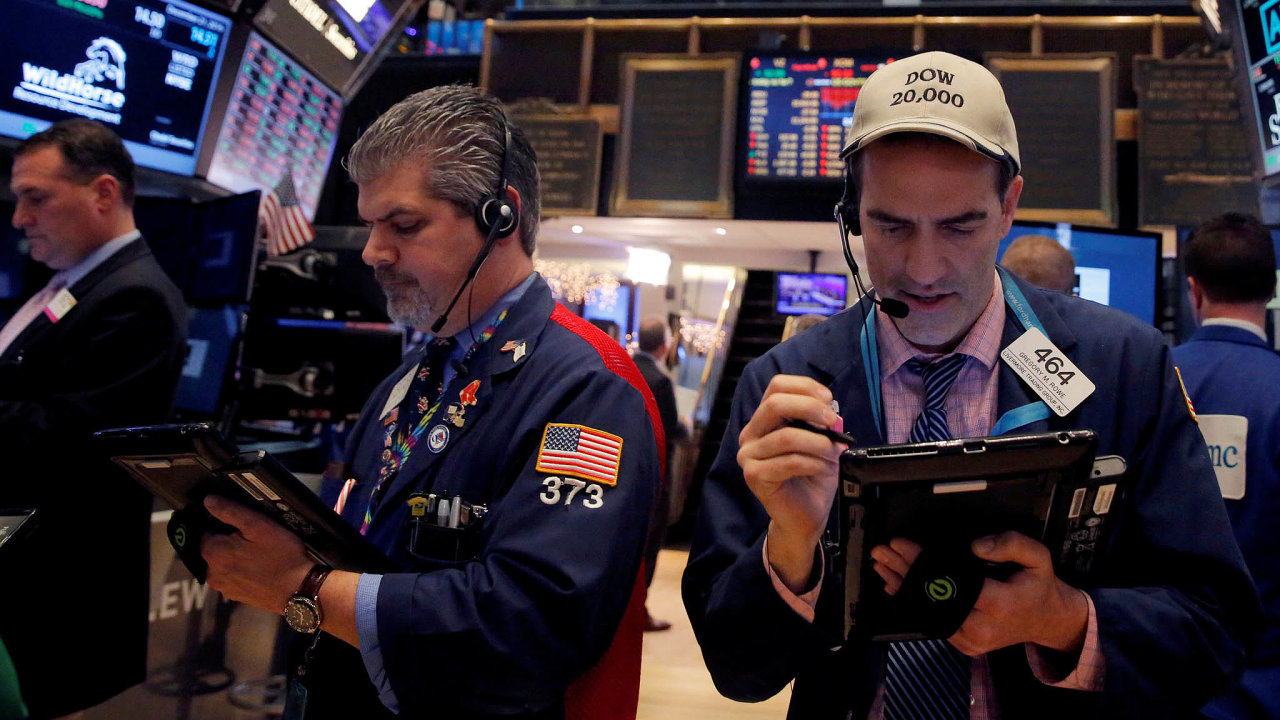 Letošní rok nahrával akciím napøíè burzami po celém svìtì. Na ilustraèním snímku je burza New York Stock Exchange (NYSE) na Manhattanu.
