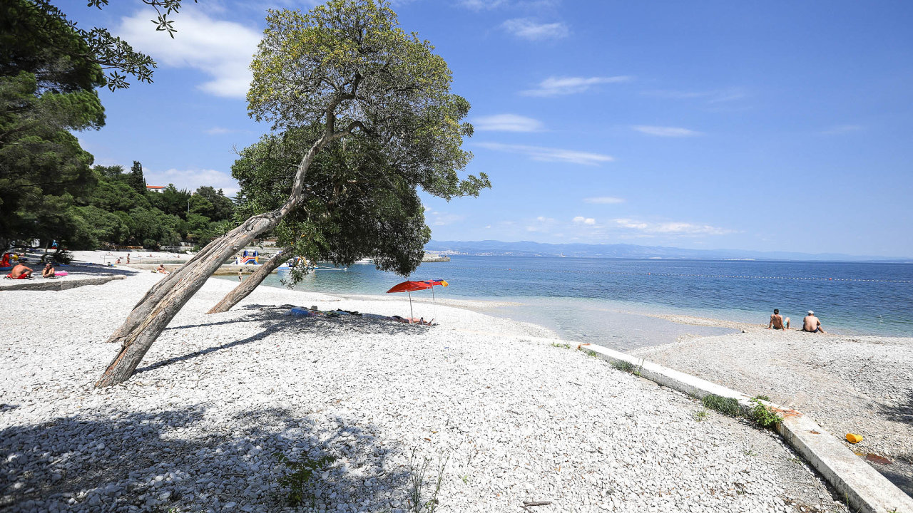 Chorvatsko na začátku prázdnin: Poloprázdná pláž ve městě Crikvenica, asi 35 kilometrů jižně od Rijeky.