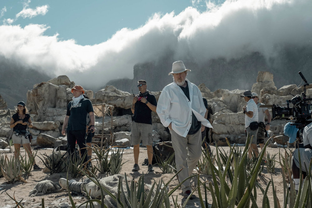 Ridley Scott při natáčení seriálu Vychováni vlky
