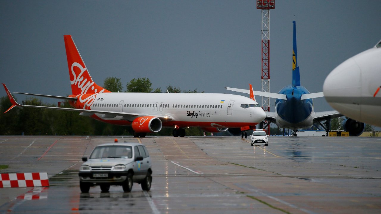 Ukrajinsk� aerolinka SkyUp musela v sobotu kv�li po�adavku leasingov� spole�nosti se sv�m strojem p�ist�t mimo Ukrajinu. Ilustra�n� foto