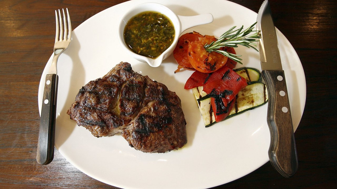 Flkota - tysetgramov steak z vysokho rotnce s grilovanou zeleninou a chimichuri omkou.