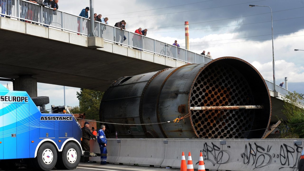 Polsk kamion se zasekl pod mostem na D1 u Ostravy.