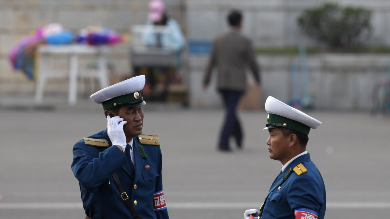 Severn Korea, dopravn policie s mobilnm telefonem