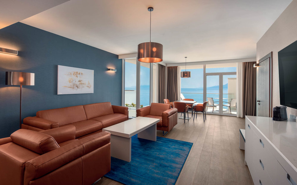 Velkolepý hotel Hilton Costabella na břehu chorvatského města Rijeka