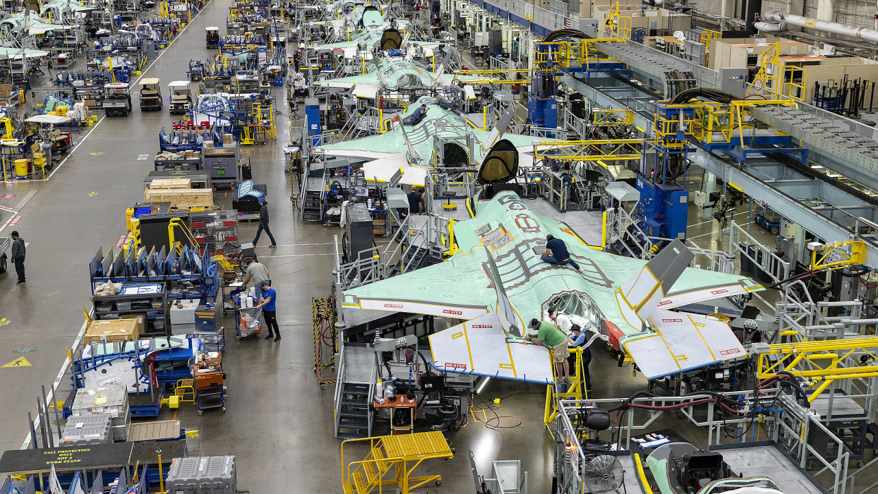 Vrobn hala firmy Lockheed Martin na bitevnky F-35 v texaskm Fort Worthu.