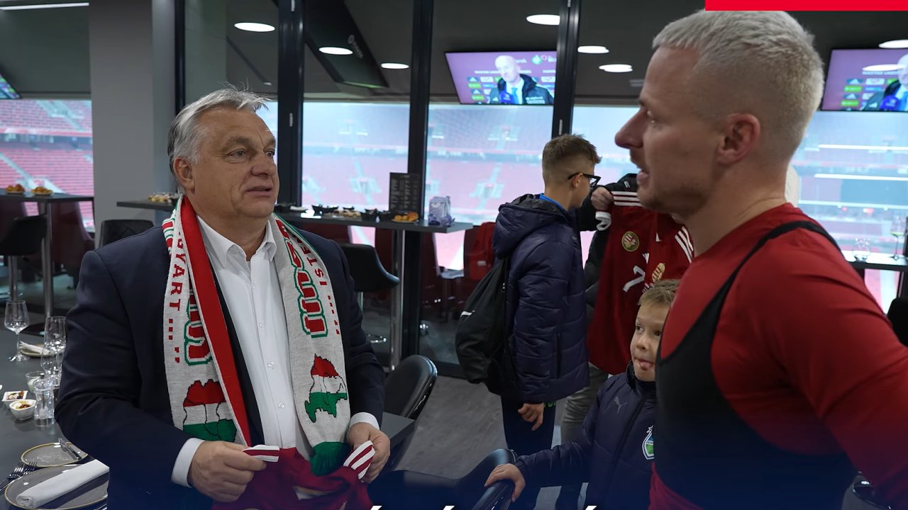 Viktor Orbán v šále znázoròující tzv. Velké Maïarsko.