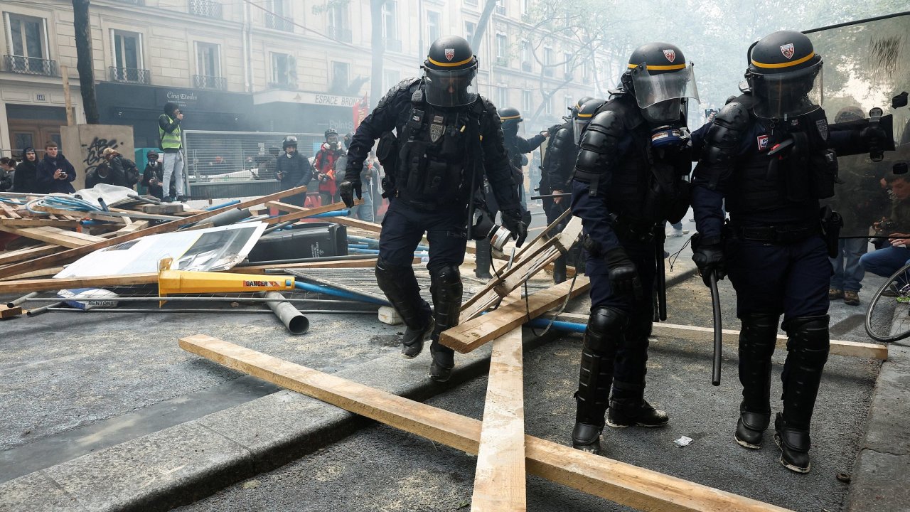 Francouzská policie zasahuje bìhem tradièního prvomájového pochodu, který demonstranti využili k protestu proti penzijní reformì. (Reuters)