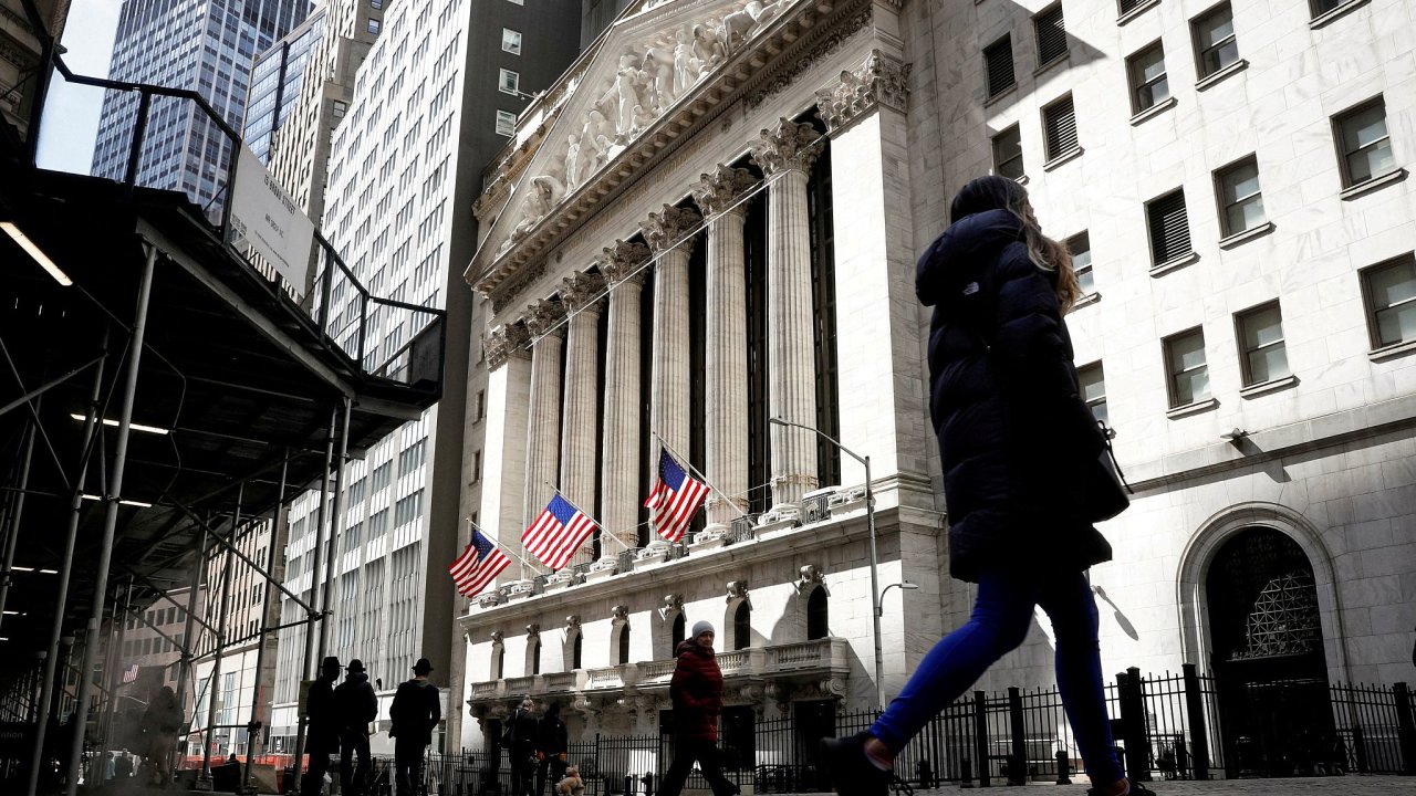 Obavy z vysokch sazeb sr dol ceny americkch akci i dluhopis na Wall Street.