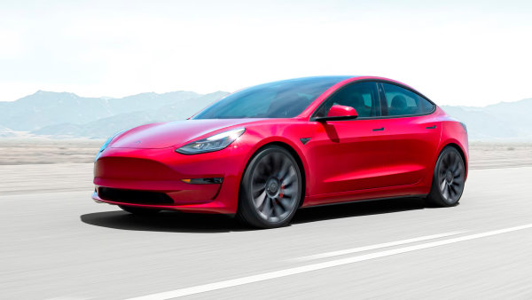 Tesla končí s vývojem levného elektromobilu, tvrdí agentura. Reuters lže, píše Musk