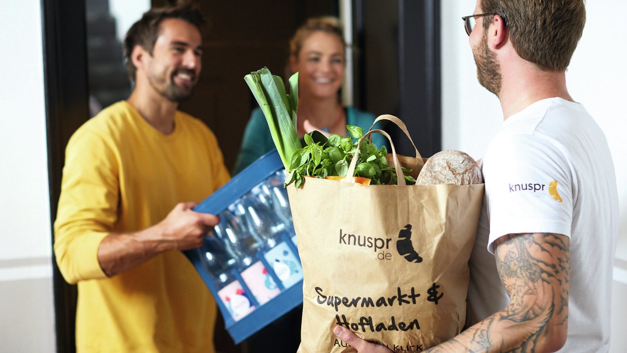Rohlik Group pouv pro online nkup a doruen potravin v Nmecku znaku Knuspr.
