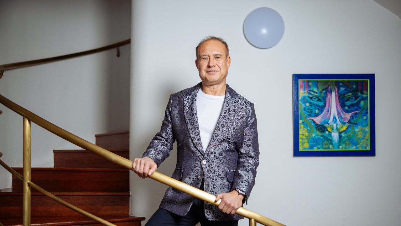 Nejen pr�ce s textem, pokro�il� vyhled�v�n� nebo p�eklady. ��f spole�nosti Premier system Boleslav Buzek vysv�tluje, jak mohou firmy efektivn� vyu��t um�lou inteligenci v ��etnictv�.