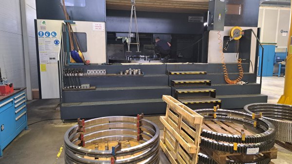 Drobilův Anacot poprvé nakupoval v cizině. Ve Slovinsku získal výrobce ložisek a ozubených kol